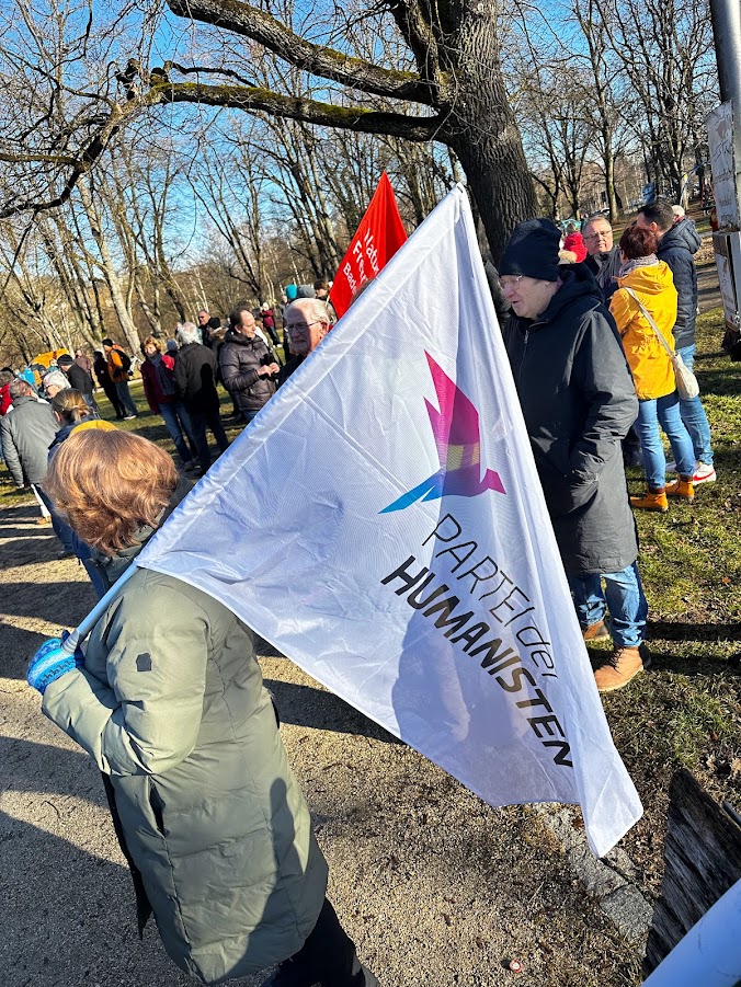 (Bild) Demonstration in Tuttlingen - TUT ist bunt!: Am 3. Februar war Tuttlingen auf der Straße. Nach zwei Wochen Organisation trafen sich mehr als 2.500 Menschen in Tuttlingen, um ein Zeichen für die wherhafte Demokratie und gegen Rechtsextremismus zu setzen. Die Europa-Union Tuttlingen hat gemeinsam mit vielen anderen Organisationen am Demozug vom Stadtgarten in die Innenstadt zum Marktplatz teilgenommen und Flagge gezeigt.