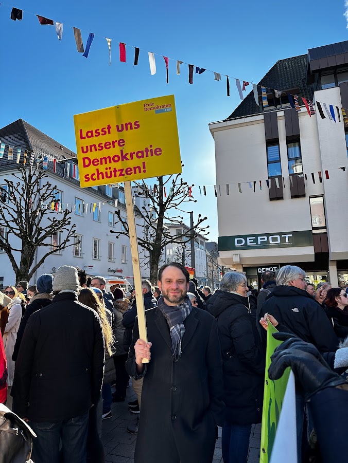 (Bild) Demonstration in Tuttlingen - TUT ist bunt!: Am 3. Februar war Tuttlingen auf der Straße. Nach zwei Wochen Organisation trafen sich mehr als 2.500 Menschen in Tuttlingen, um ein Zeichen für die wherhafte Demokratie und gegen Rechtsextremismus zu setzen. Die Europa-Union Tuttlingen hat gemeinsam mit vielen anderen Organisationen am Demozug vom Stadtgarten in die Innenstadt zum Marktplatz teilgenommen und Flagge gezeigt.