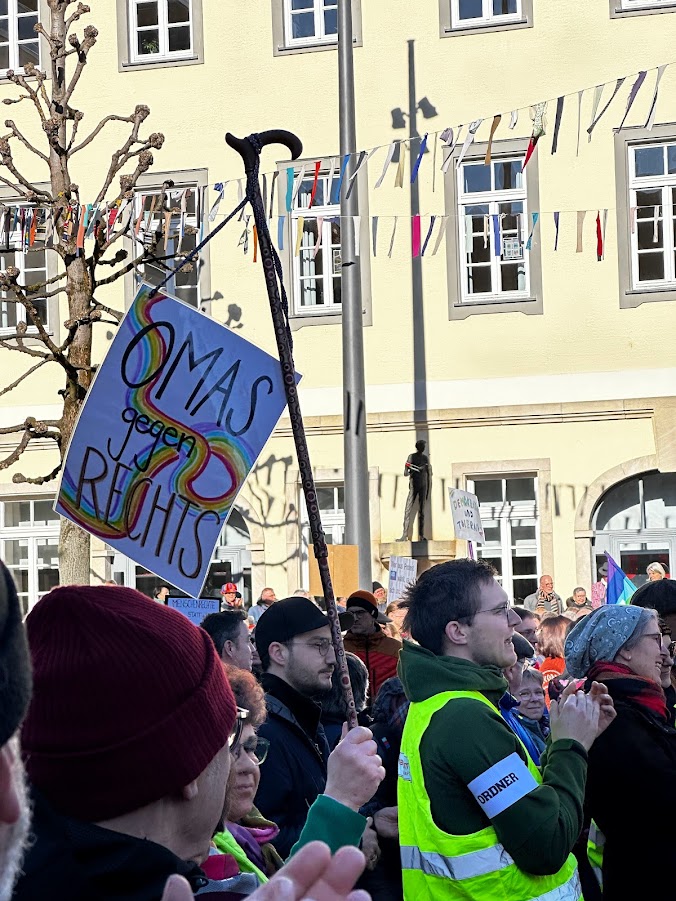 (Bild) Demonstration in Tuttlingen - TUT ist bunt!: Am 3. Februar war Tuttlingen auf der Straße. Nach zwei Wochen Organisation trafen sich mehr als 2.500 Menschen in Tuttlingen, um ein Zeichen für die wherhafte Demokratie und gegen Rechtsextremismus zu setzen. Die Europa-Union Tuttlingen hat gemeinsam mit vielen anderen Organisationen am Demozug vom Stadtgarten in die Innenstadt zum Marktplatz teilgenommen und Flagge gezeigt.