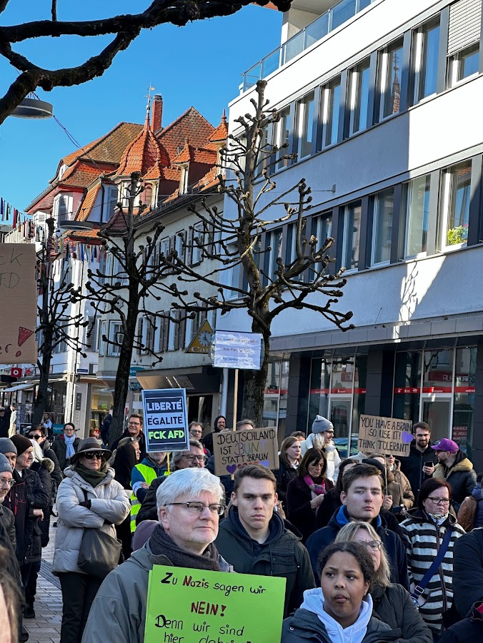 (Bild) Demonstration in Tuttlingen - TUT ist bunt!: Am 3. Februar war Tuttlingen auf der Straße. Nach zwei Wochen Organisation trafen sich mehr als 2.500 Menschen in Tuttlingen, um ein Zeichen für die wherhafte Demokratie und gegen Rechtsextremismus zu setzen. Die Europa-Union Tuttlingen hat gemeinsam mit vielen anderen Organisationen am Demozug vom Stadtgarten in die Innenstadt zum Marktplatz teilgenommen und Flagge gezeigt.