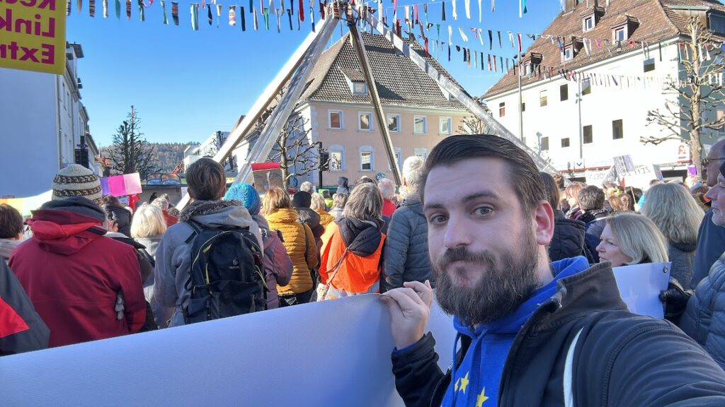 (Bild) Demonstration in Tuttlingen - TUT ist bunt!: Am 3. Februar war Tuttlingen auf der Straße. Nach zwei Wochen Organisation trafen sich mehr als 2.500 Menschen in Tuttlingen, um ein Zeichen für die wherhafte Demokratie und gegen Rechtsextremismus zu setzen. Die Europa-Union Tuttlingen hat gemeinsam mit vielen anderen Organisationen am Demozug vom Stadtgarten in die Innenstadt zum Marktplatz teilgenommen und Flagge gezeigt.