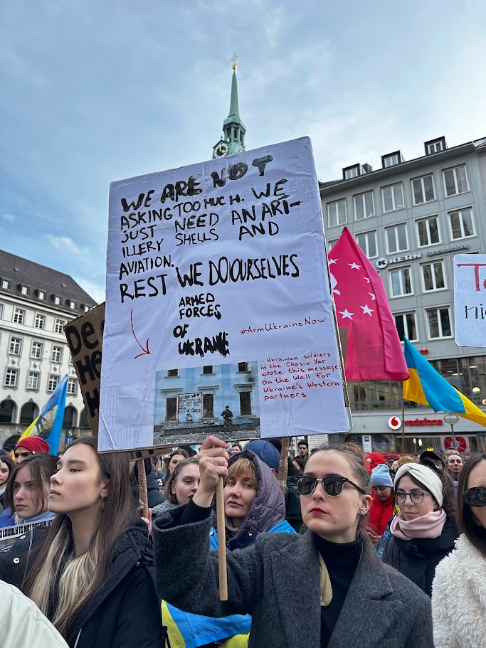 Schild bei Demonstration in München am 24.02.2024