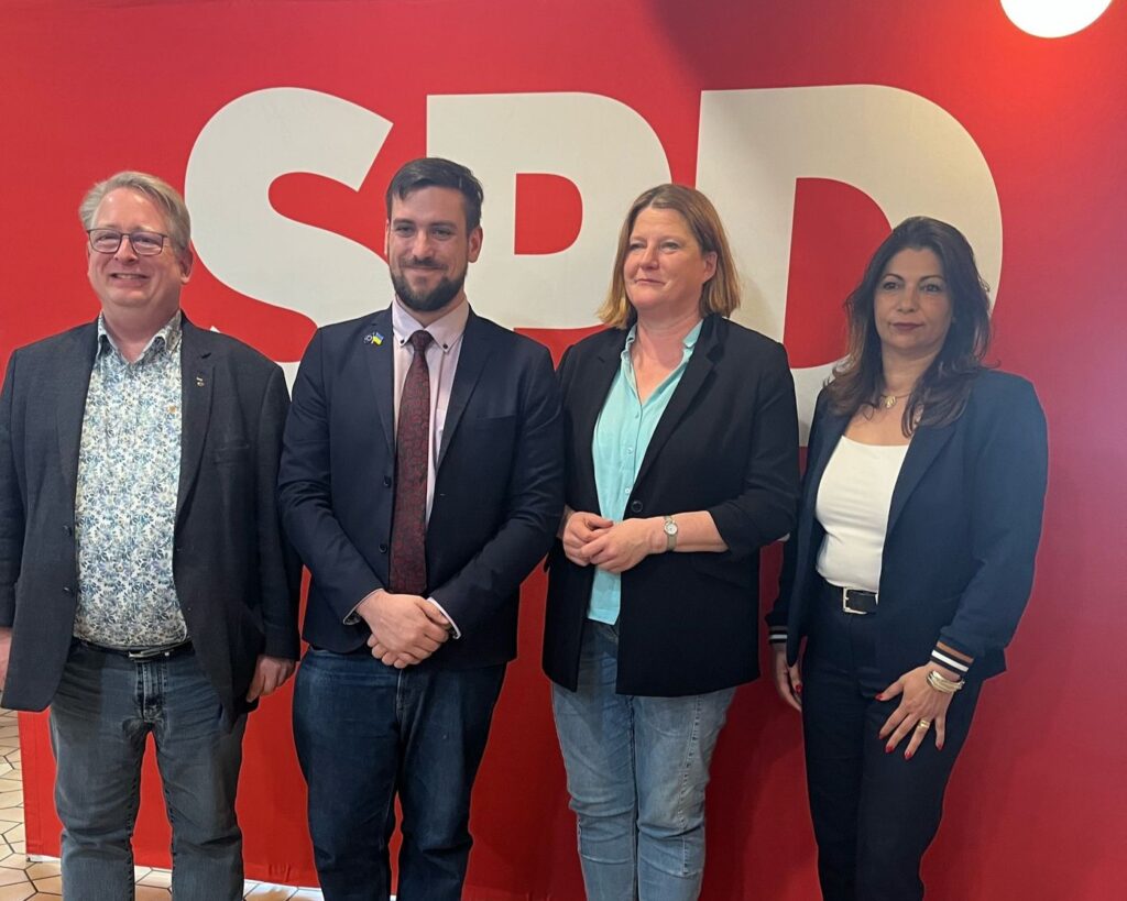Ersatzkandidat für die Landtagswahl 2026 1 (Bild) Ersatzkandidat für die Landtagswahl 2026: Am Samstag, den 12. April 2025 trafen sich die Vertreter der SPD aus dem Landtagswahlkreis Tuttlingen-Donaueschingen in Donaueschingen. Die 23 Vertreter und Vertreterinnen ihrer jeweiligen Ortsverbände haben an diesem Samstag ihre Direktkandidatin für die Landtagswahl im nächsten Jahr gewählt.